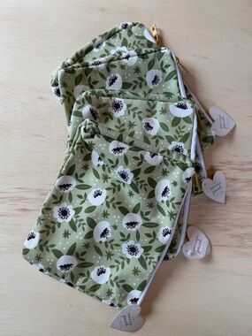 NWT Green Floral Zipper Pouch - Set of 4